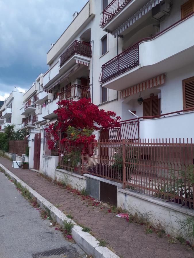 La Vie En Rose Mattinata Apartment Bagian luar foto